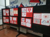 Il Comune in rosso per la Festa del Donatore e nell'atrio i disegni dei bambini coinvolti nel progetto della Fratres Calcinaia