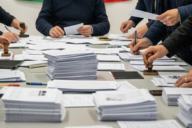 Scrutatori a lavoro Scrutatori a lavoro