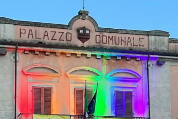 17 maggio palazzo comunale illuminato