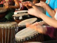 BAMBINI E GENITORI UNITI DAL RITMO