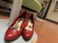 Una sciarpa, due scarpe, due striscioni: il Comune di Calcinaia ricorda la Giornata internazionale per l'eliminazione della violenza contro le donne